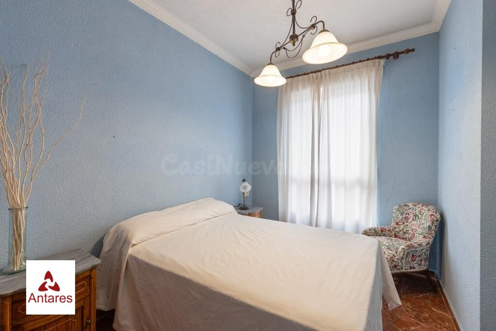 Casa adosada en urbanización con piscina junto al Ferial - foto 5