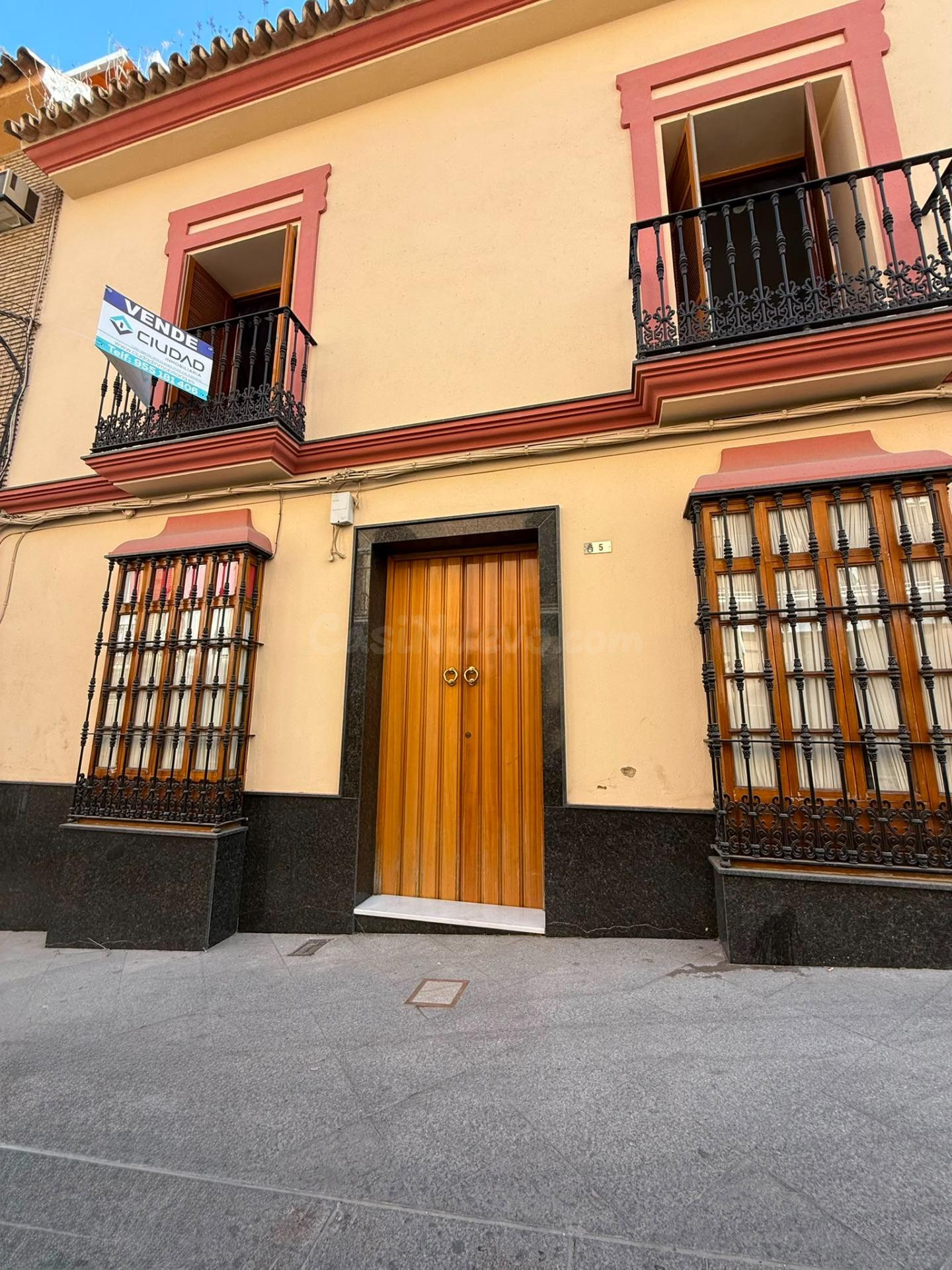 Amplia Casa de Tres Plantas en el Corazón de Morón de la Frontera