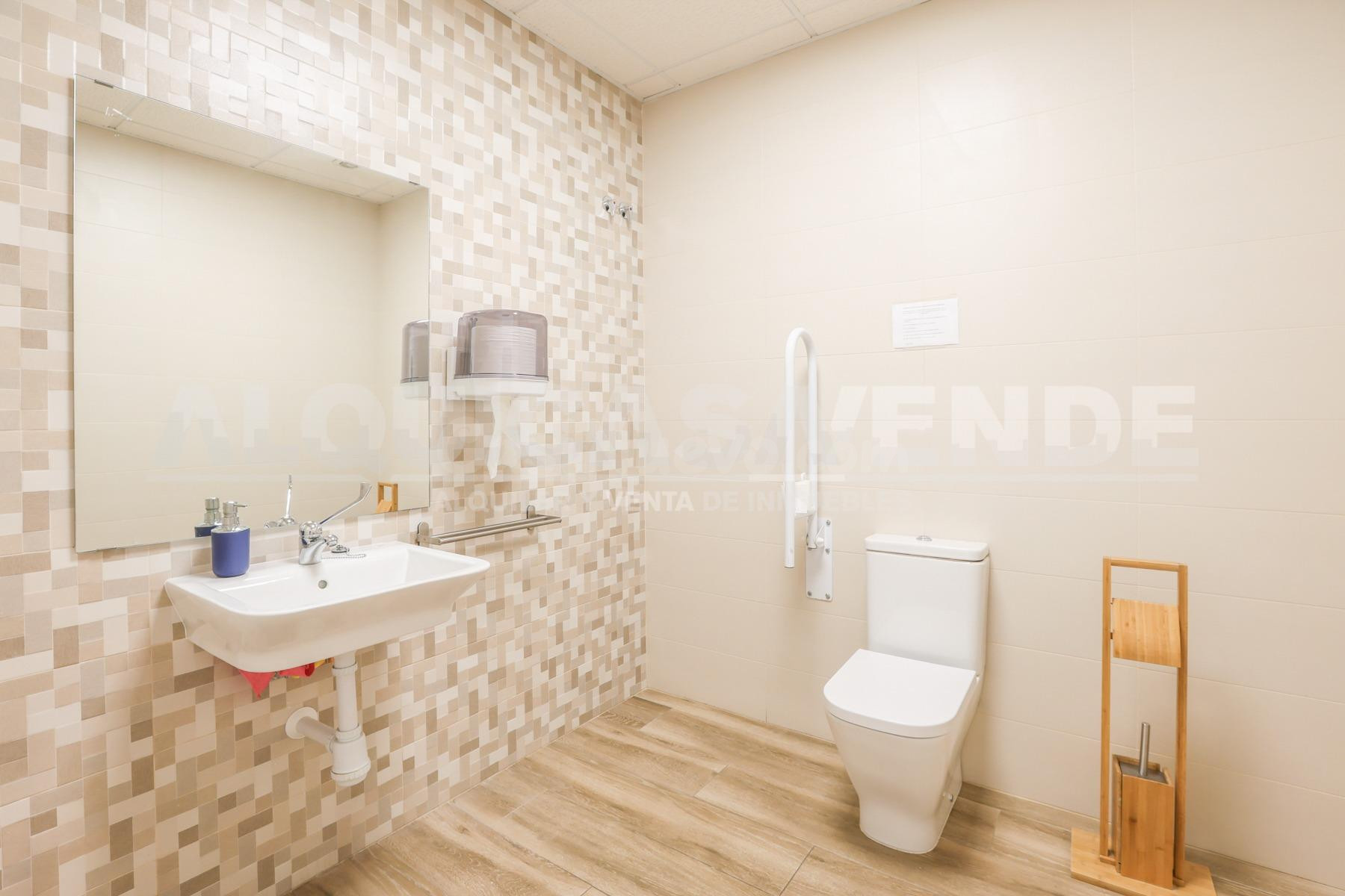 Excelente local comercial en Nervión, ideal para sector sani - foto 4