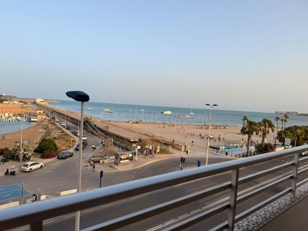 Alquiler temporal en primera línea de playa en Torrevieja - foto 2