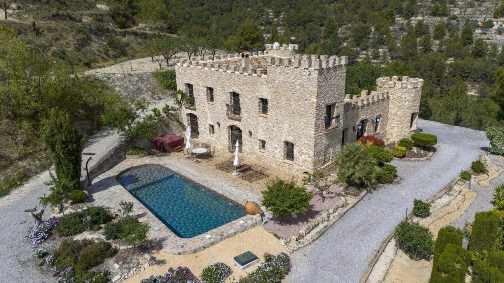 Precioso Castillo en Relleu en plena montaña