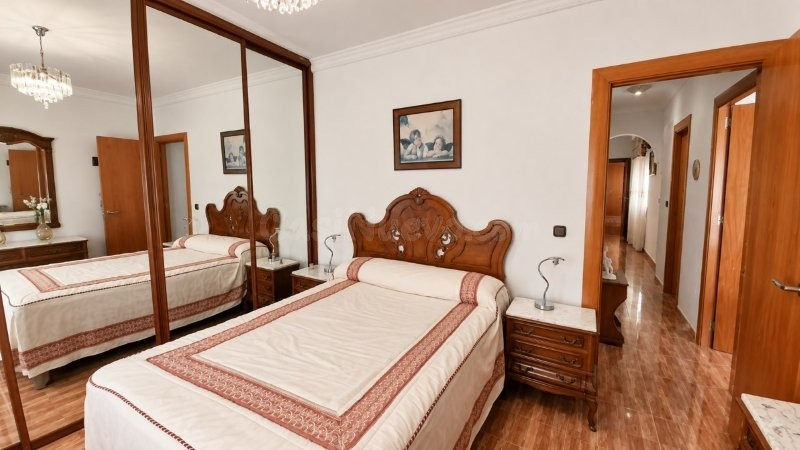 AMPLIO Y PRECIOSO PISO DE 4 DORMITORIOS EN ALQUILER EN CAMIN - foto 5
