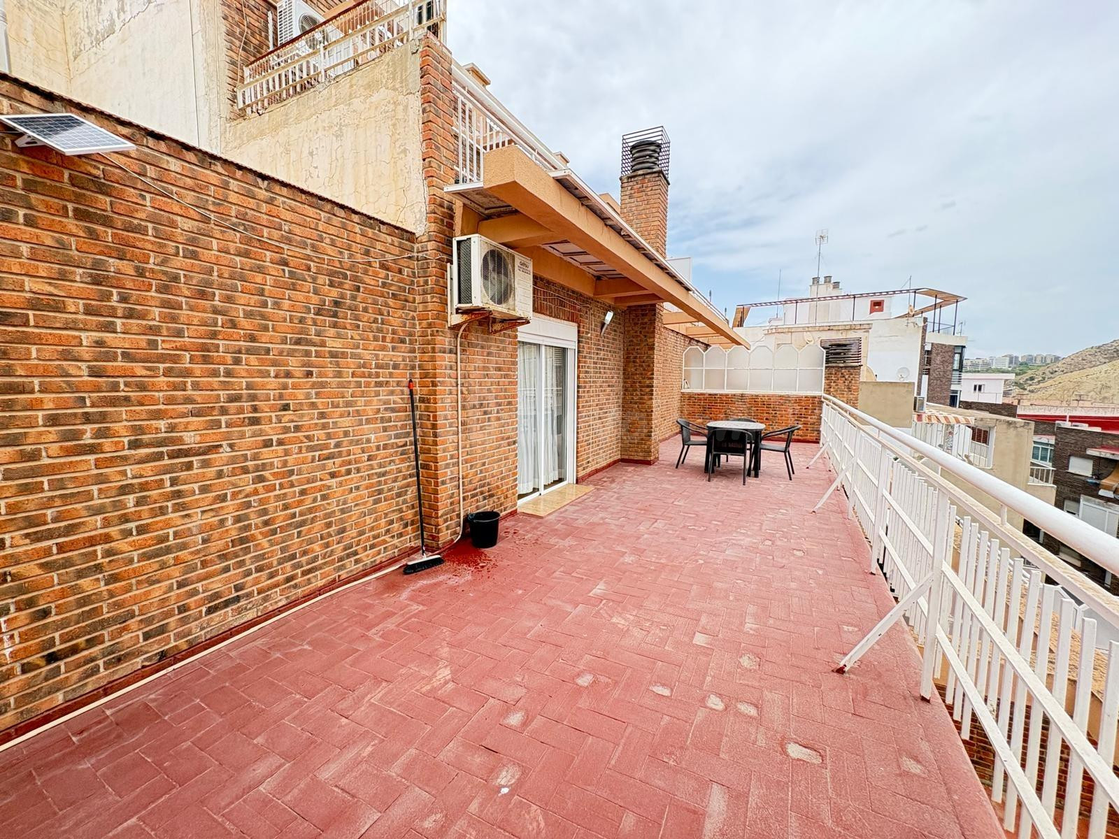 PISO CON TERRAZA AMPLIA A UN PASO DEL MAR - foto 3