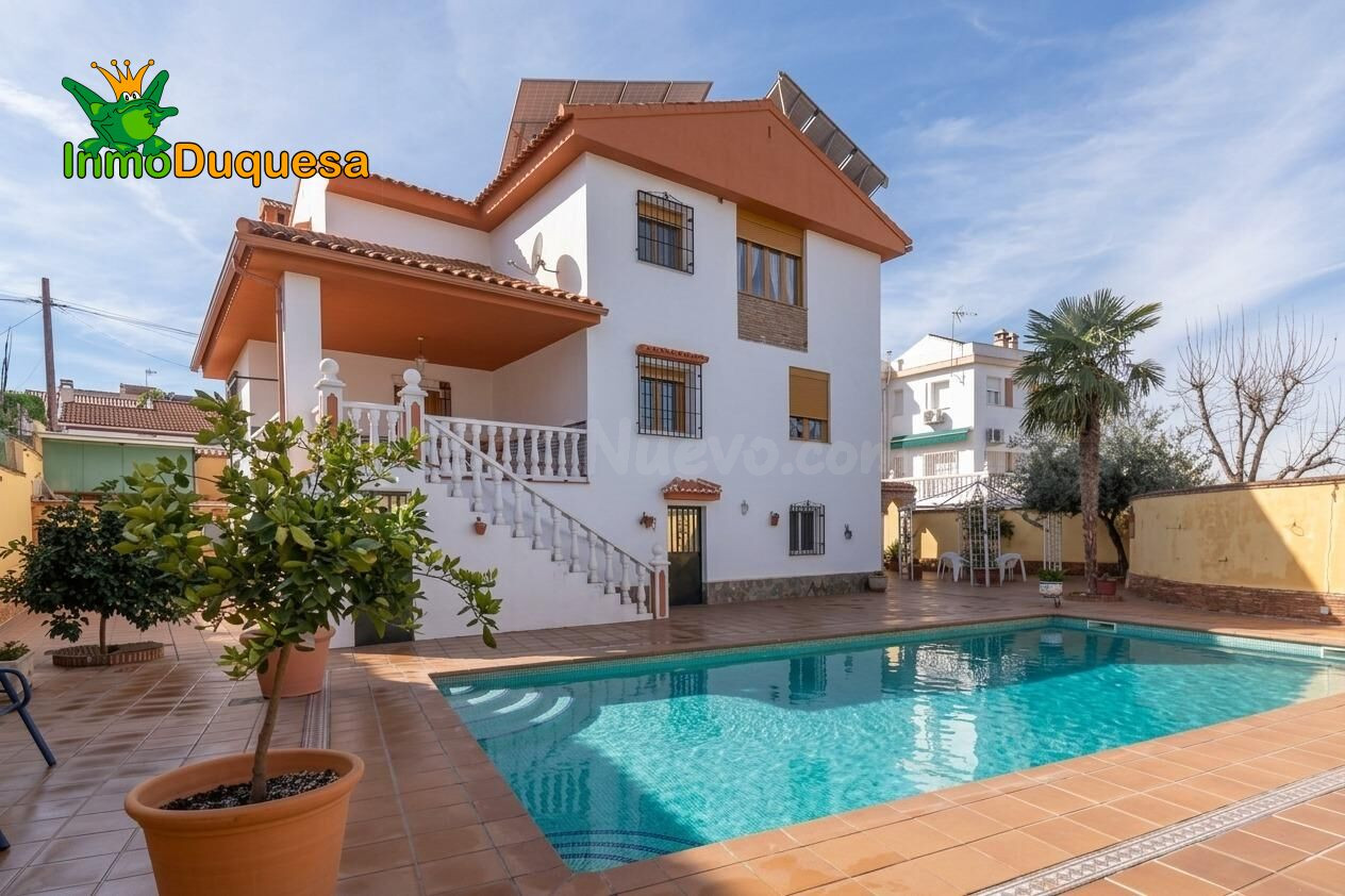 Chalet con  Dorm. en Urb. Molino Alto en Otura. Con Piscina