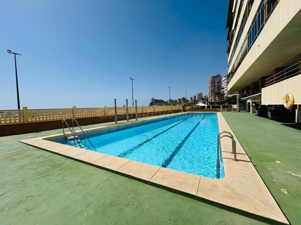 *Piso de tres dormitorios en primera linea de playa Poniente con piscina, parking y trastero*