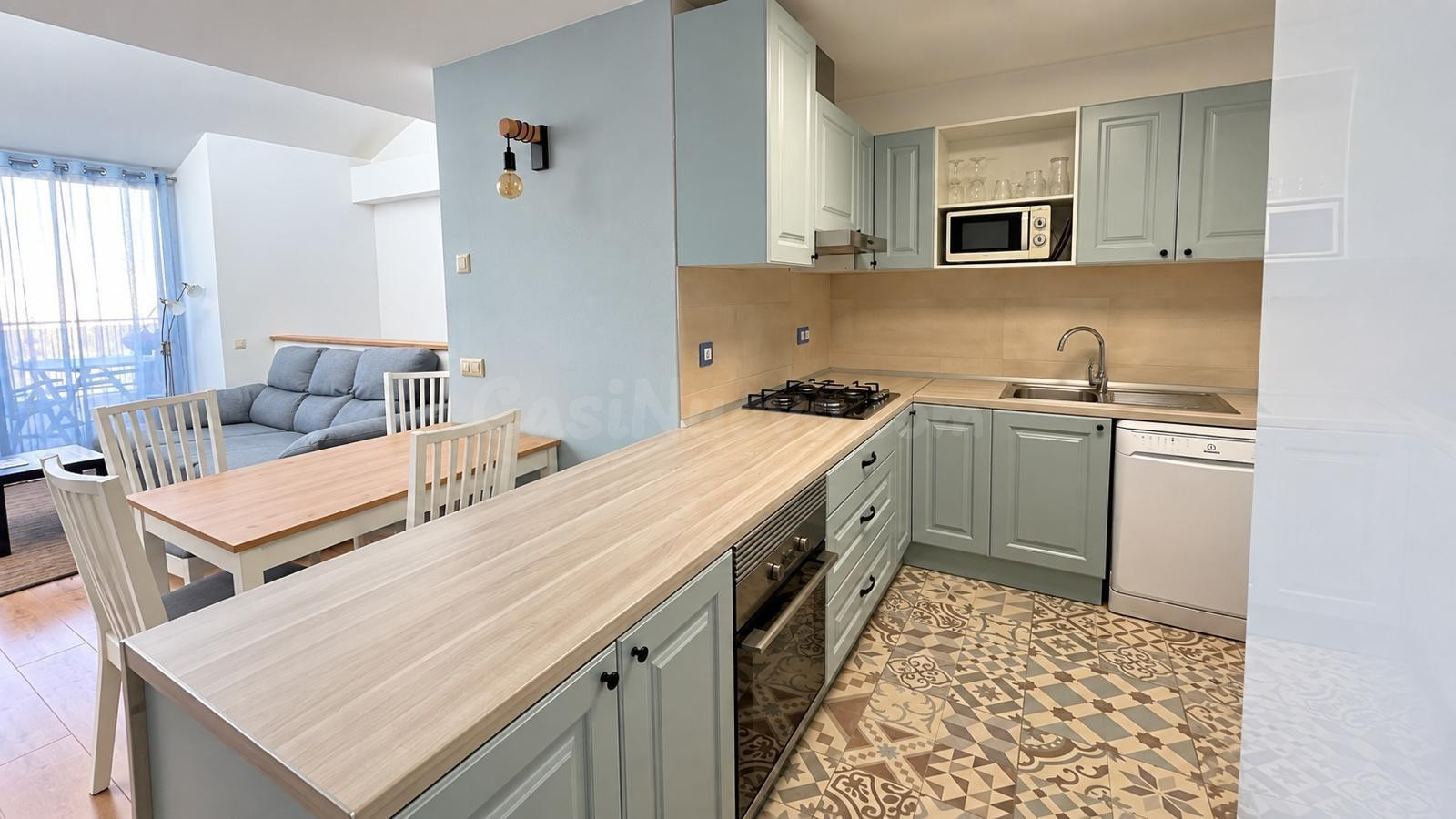 Ático dúplex con terraza, parking, trastero en zona céntrica - foto 4