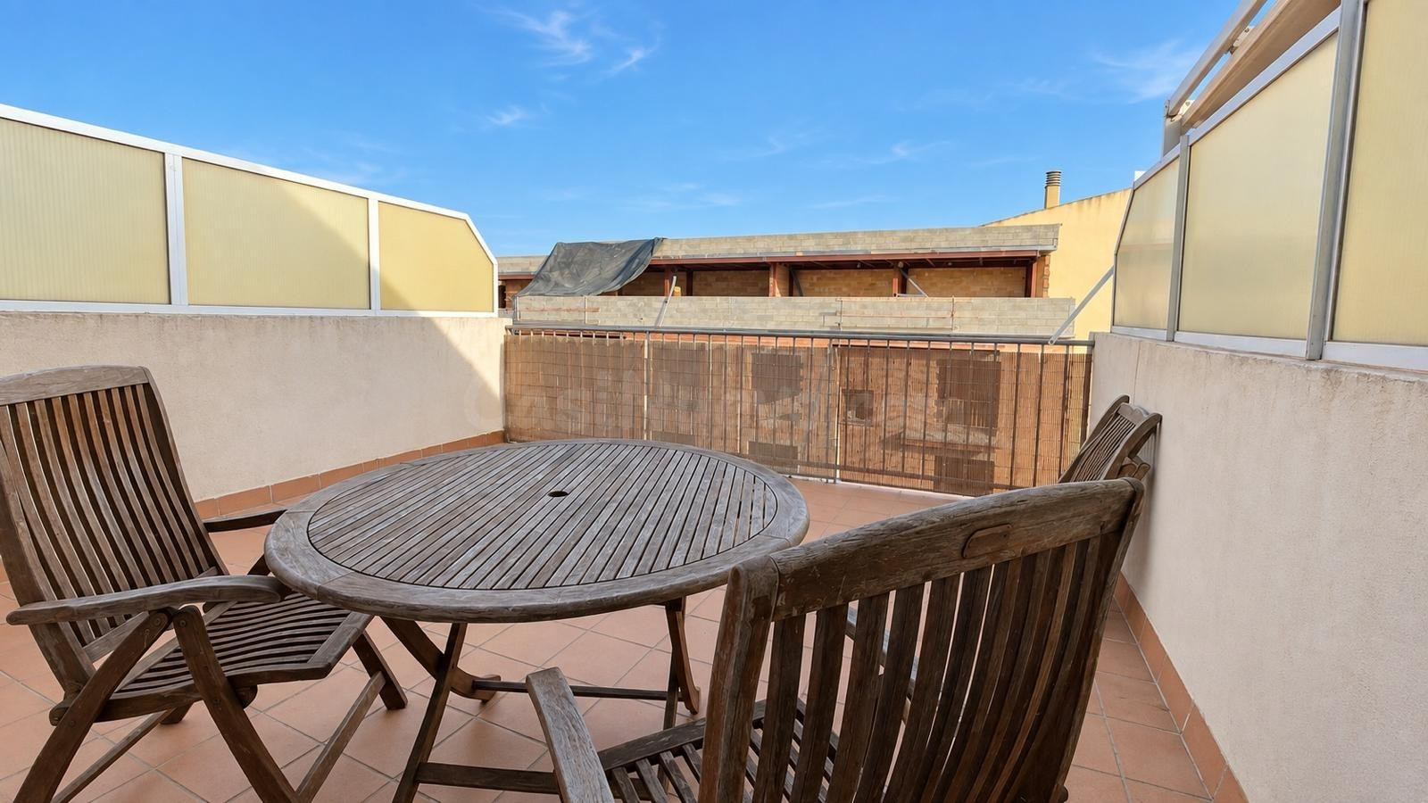 Ático dúplex con terraza, parking, trastero en zona céntrica - foto 5