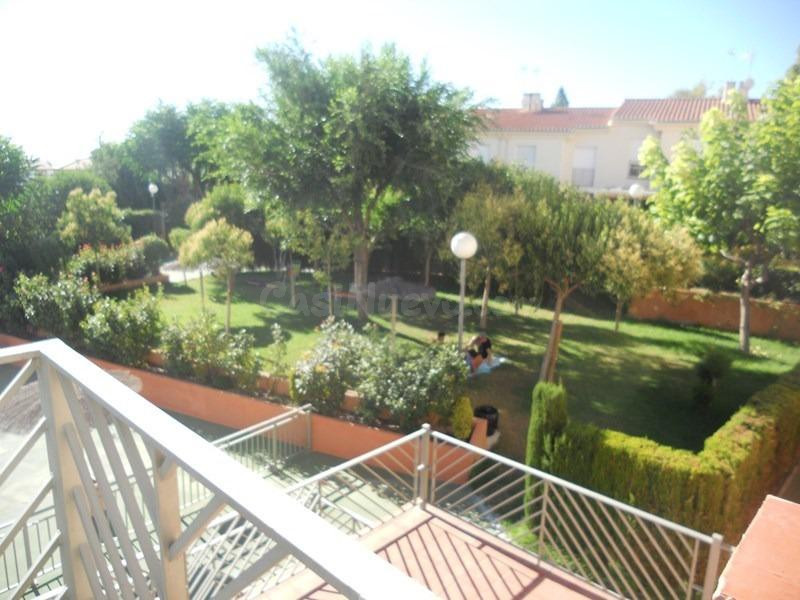 PISO CON TERRAZA Y PISCINA EN GOJAR - foto 2