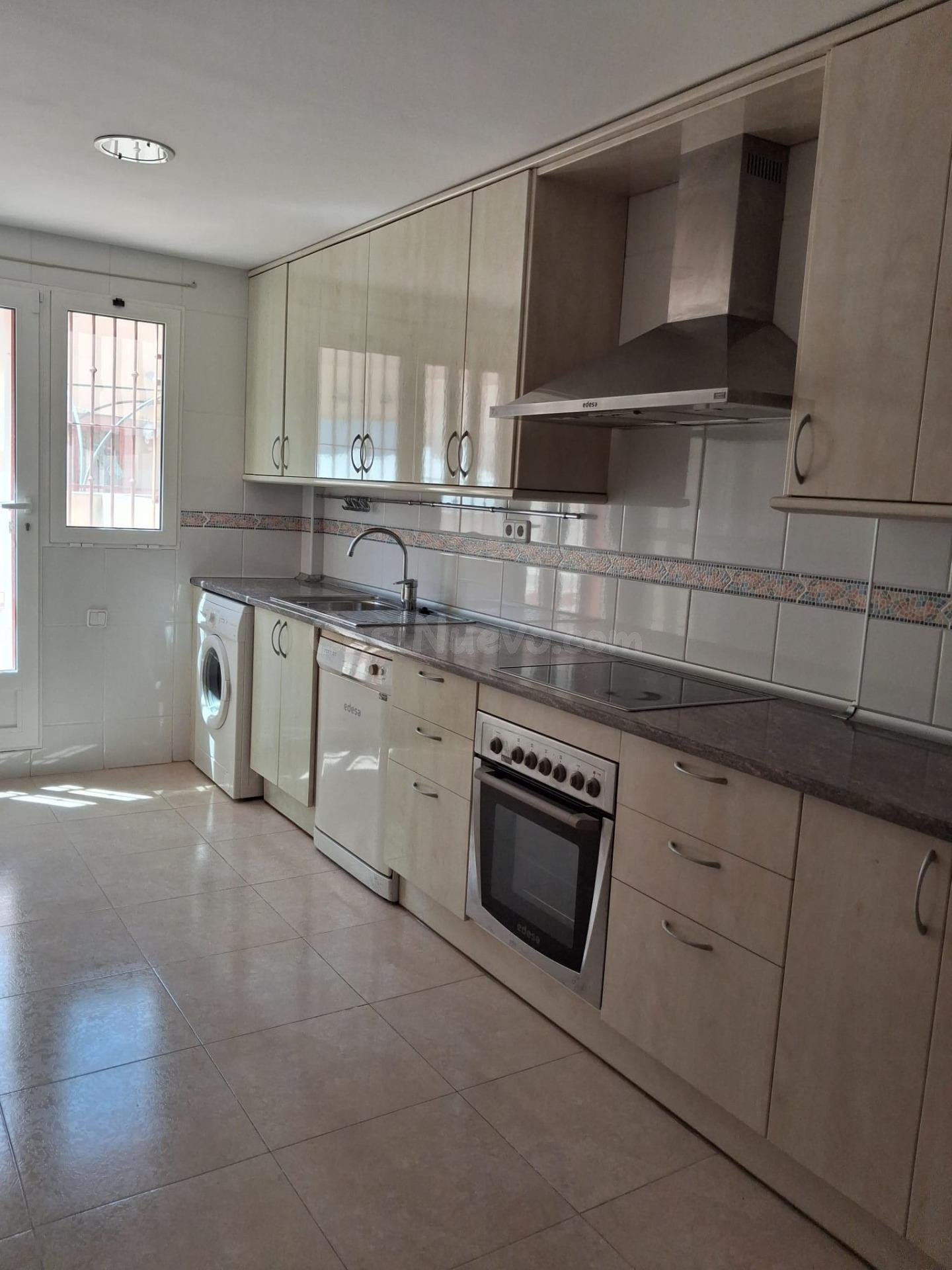 ADOSADO CON 4 DORMITORIOS, 4 BAÑOS, GARAJE CERRADO, TERRAZAS - foto 2