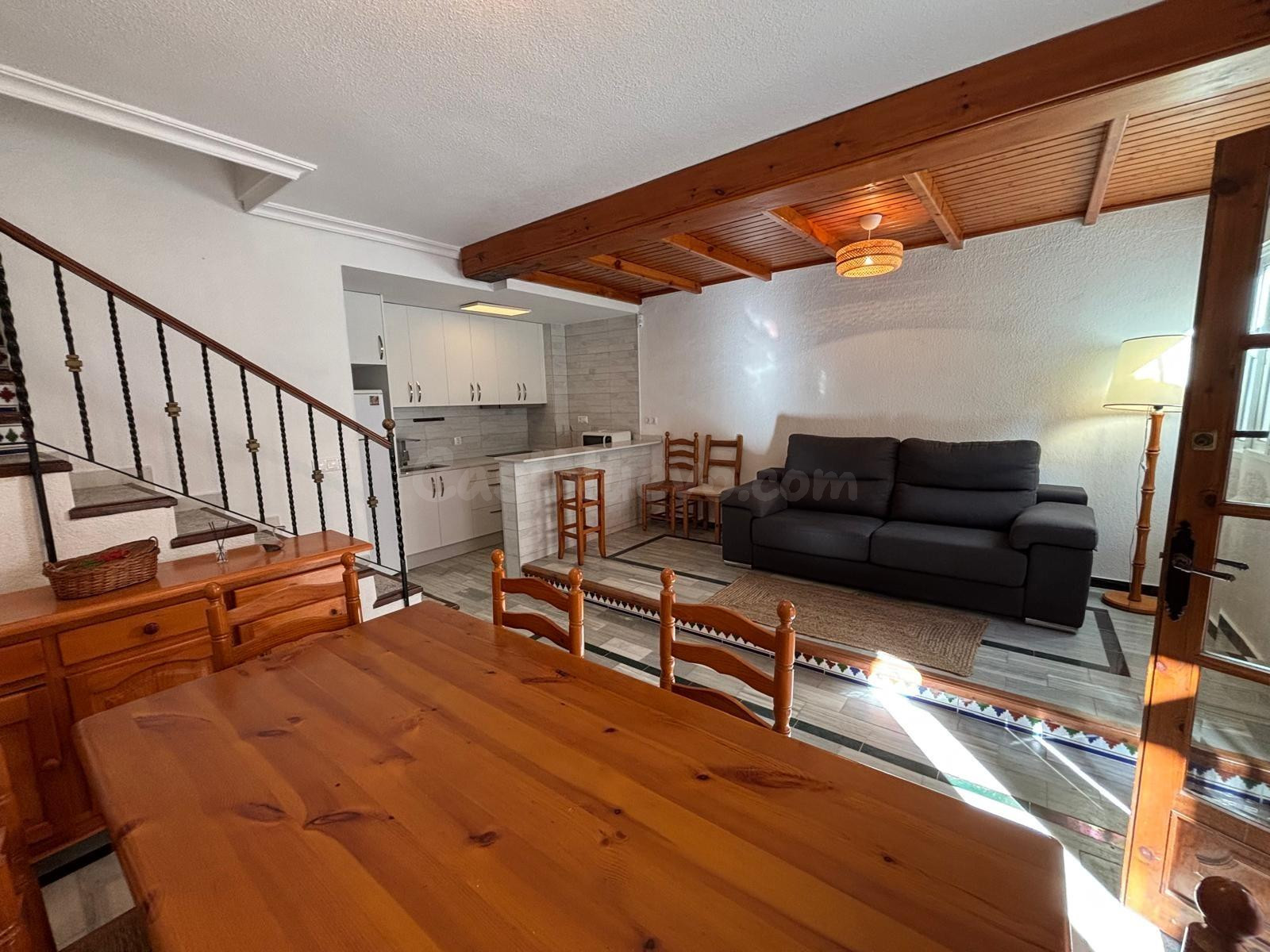 Presentamos este exclusivo dúplex adosado ubicado en la codi - foto 3