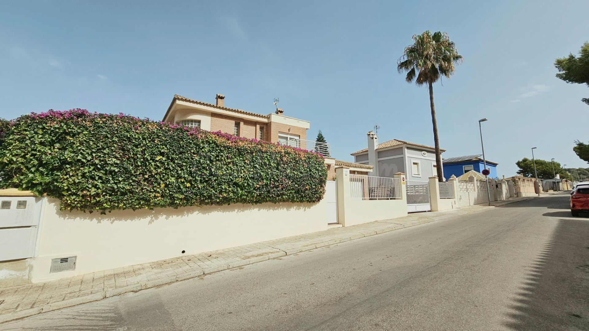 Exclusiva vivienda independiente con piscina, vistas a los a - foto 3