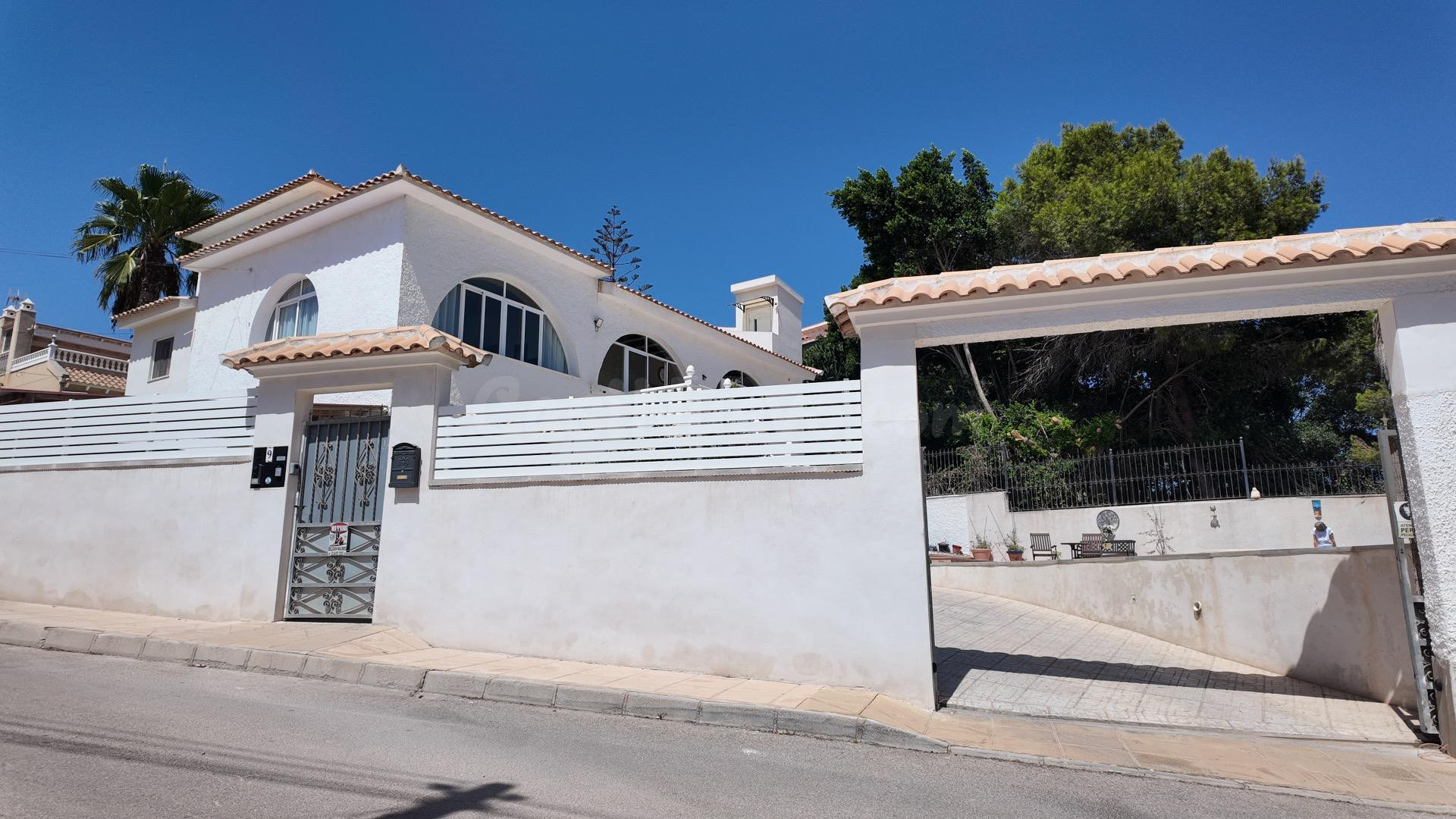 Villa de inversión con dos viviendas independientes y terreno adicional en Blue Lagoon- Villamartin