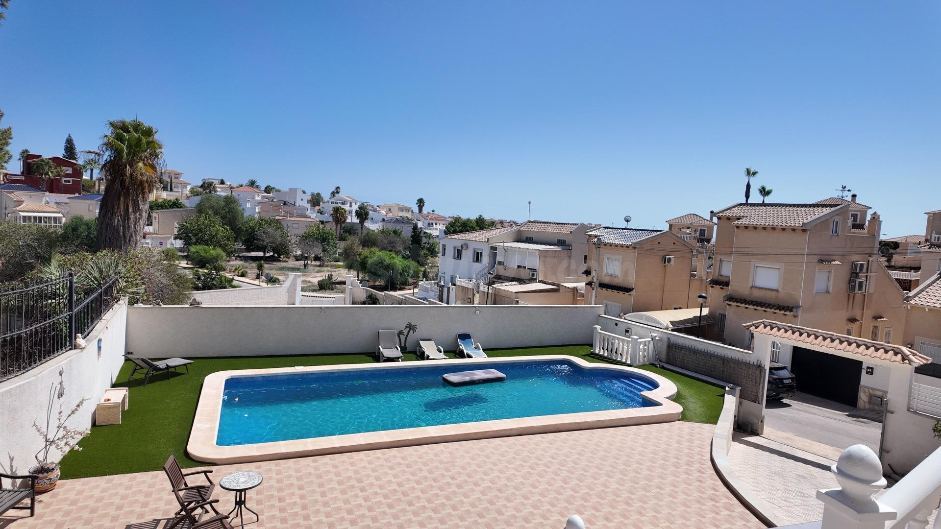 Villa de inversión con dos viviendas independientes y terren - foto 3