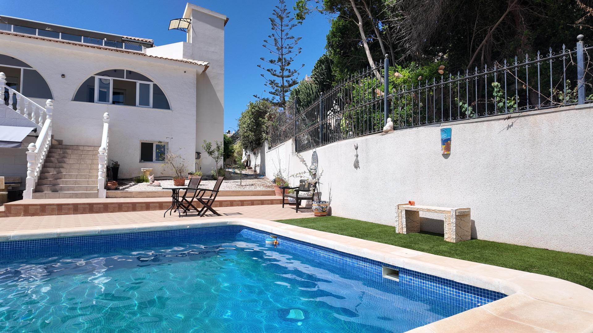 Villa de inversión con dos viviendas independientes y terren - foto 4