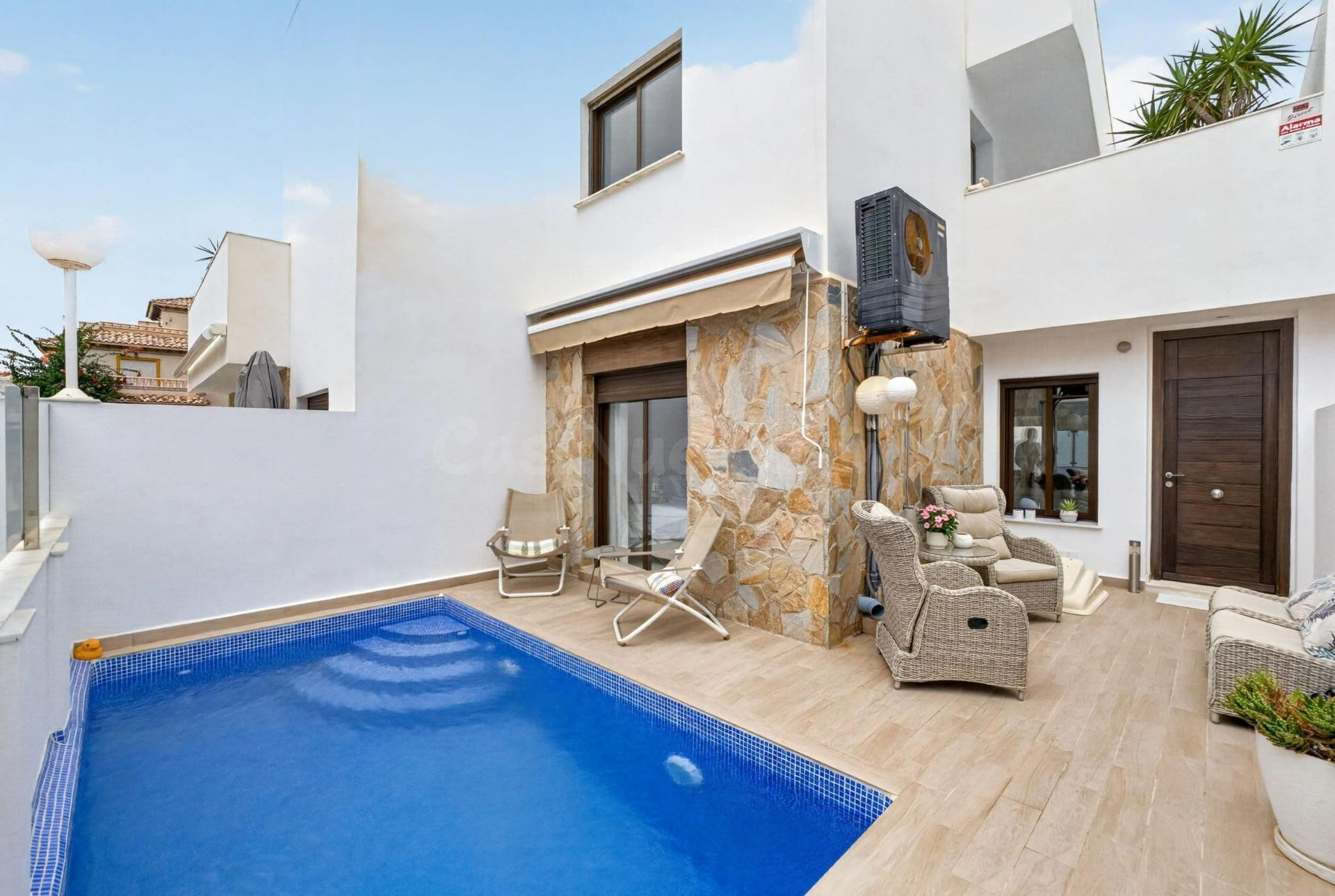 CASA ADOSADA CON PISCINA CLIMATIZADA PRIVADA Y SOLARIUM EN LA AZOTEA – LOMAS DE CABO ROIG
