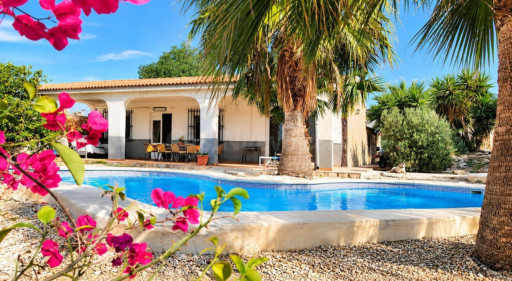 VILLA INDEPENDIENTE CON PISCINA PRIVADA Y AMPLIA PARCELA – LOS ALCÁZARES