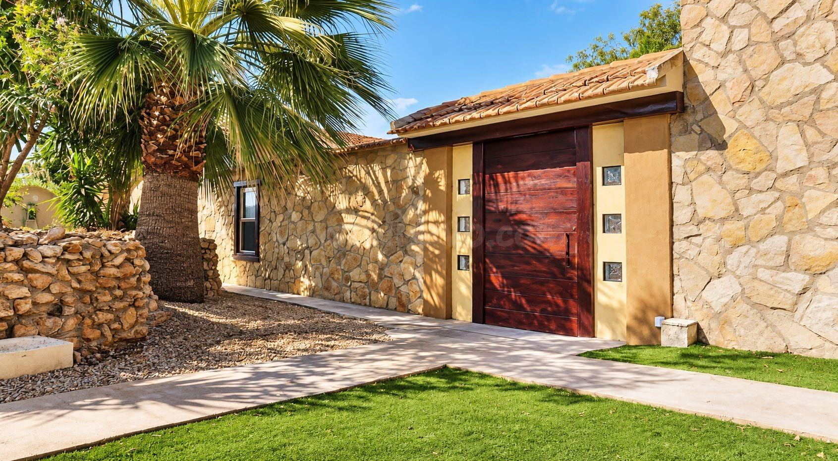 VILLA INDEPENDIENTE CON PISCINA PRIVADA Y AMPLIA PARCELA – L - foto 2