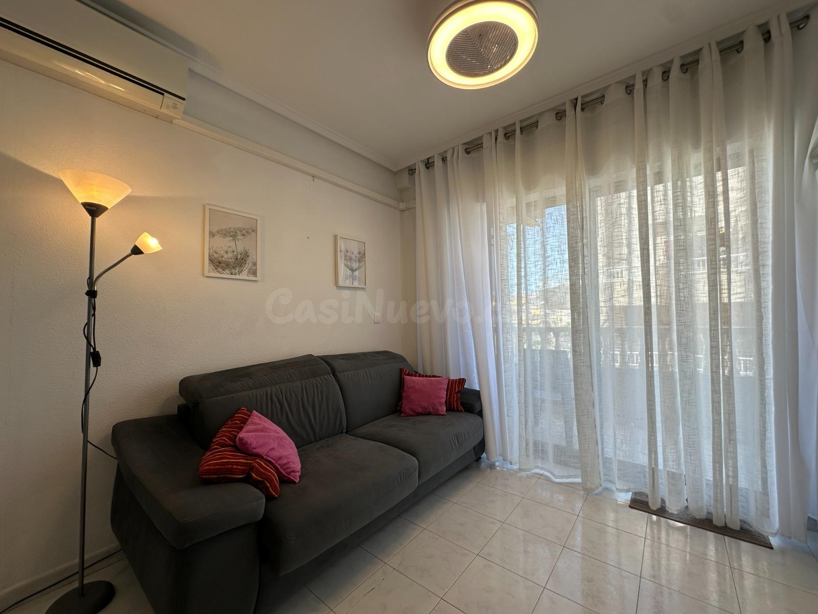 Estudio con terraza, Alicante, Torrevieja. 1 habitación, 36 m2, 900 metros al mar