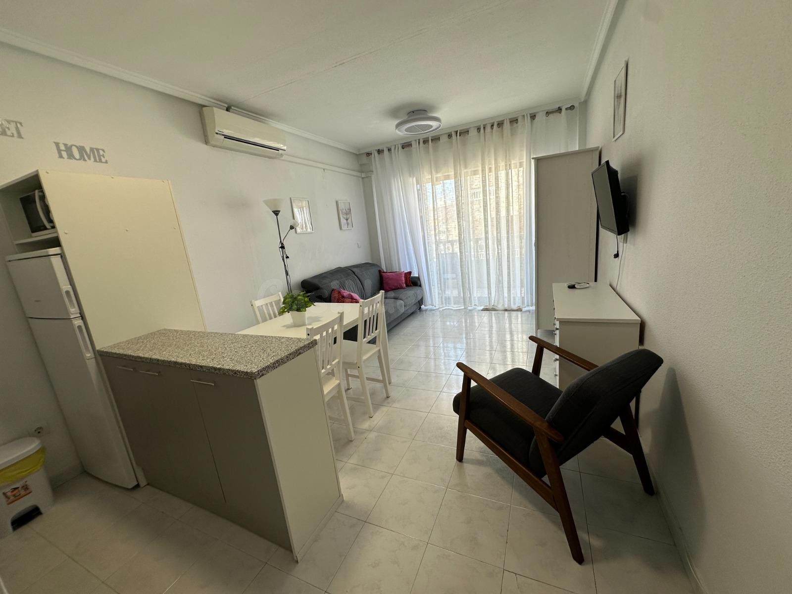 Estudio con terraza, Alicante, Torrevieja. 1 habitación, 36  - foto 2