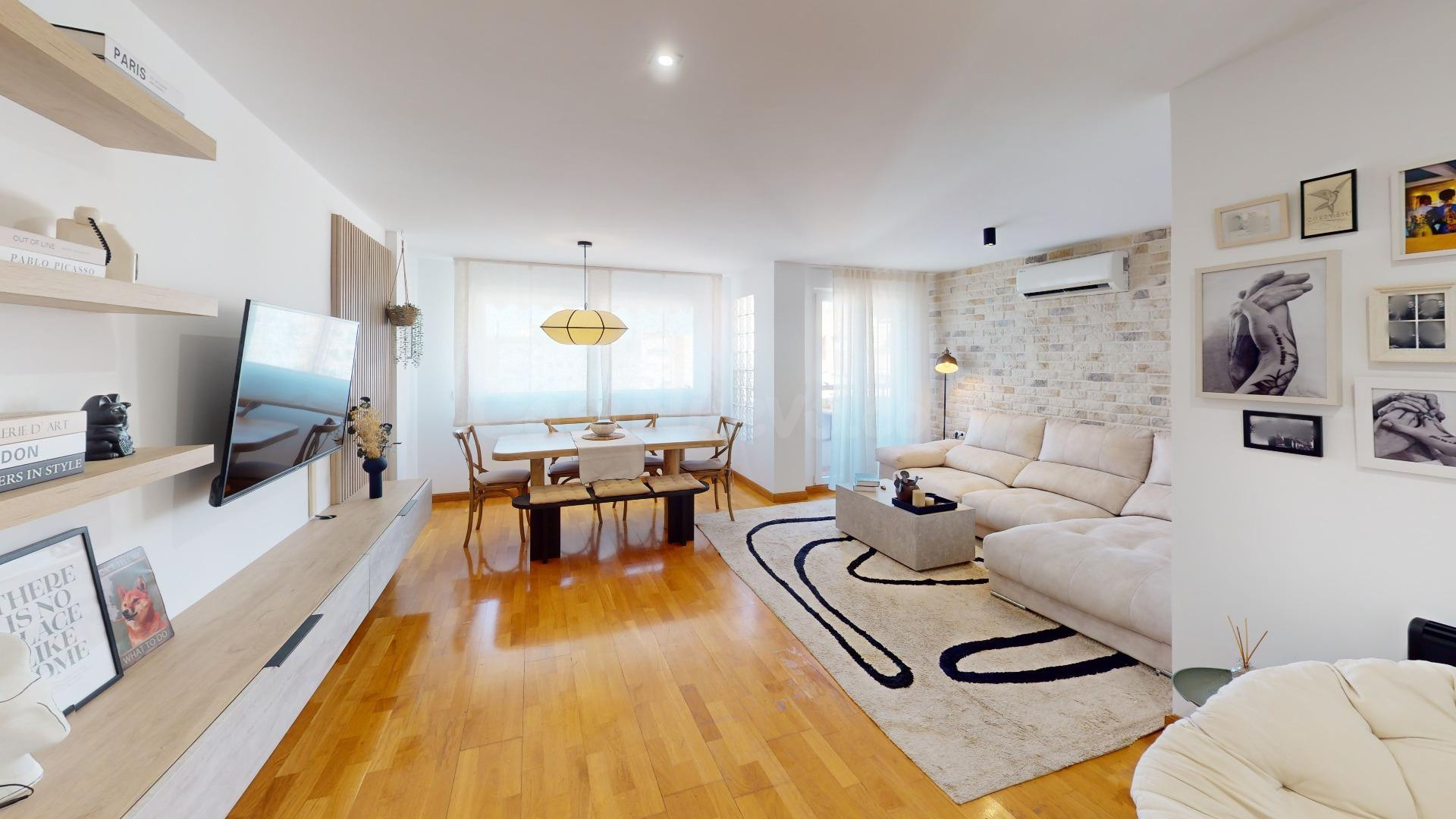 AMPLIA Y LUMINOSA VIVIENDA ACTUALIZADA con vistas a jardín residencial
