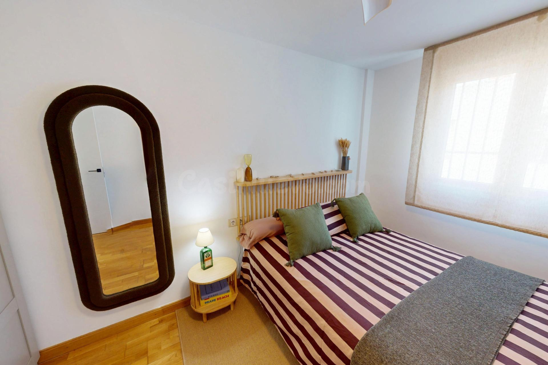 AMPLIA Y LUMINOSA VIVIENDA ACTUALIZADA con vistas a jardín residencial - foto 3
