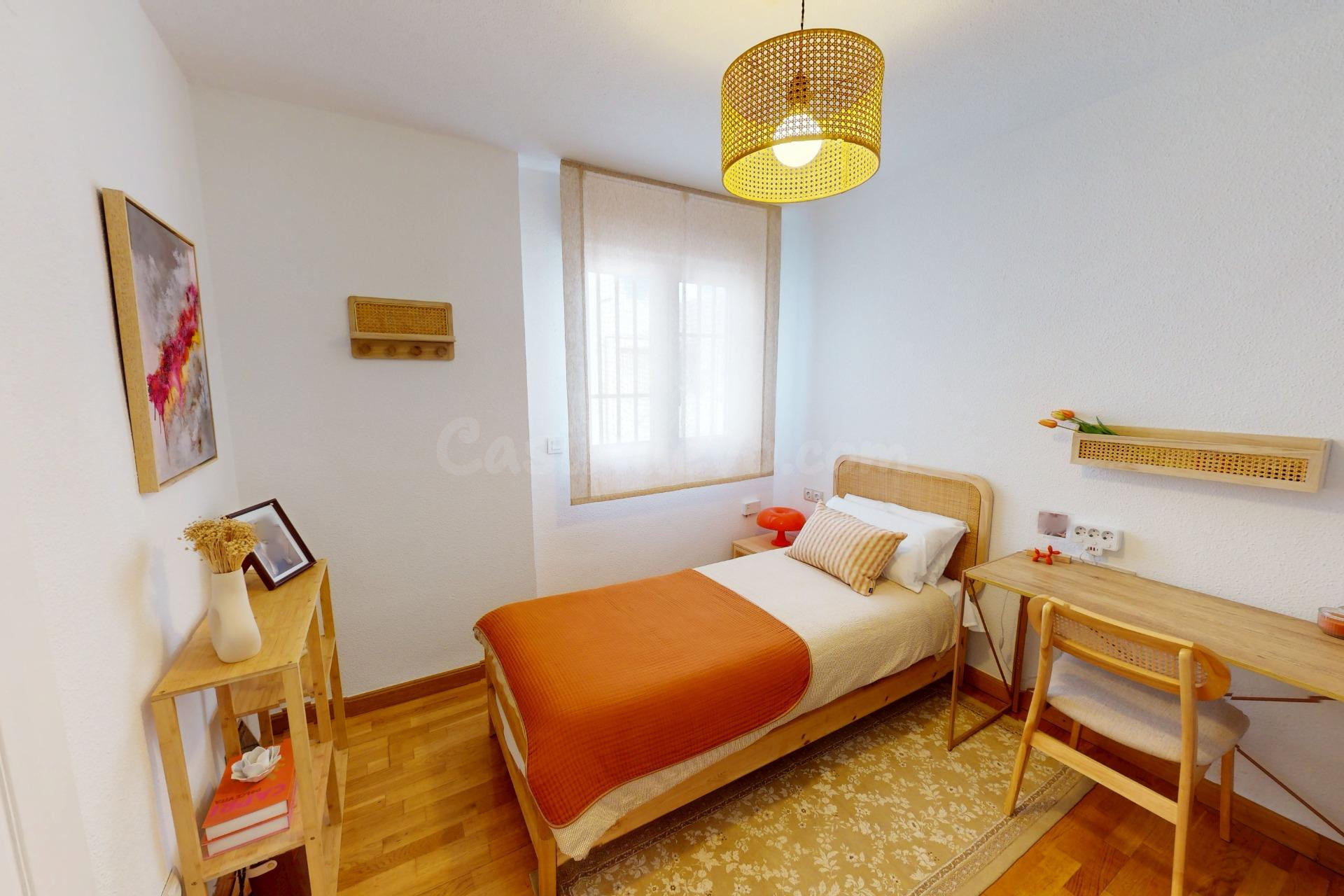 AMPLIA Y LUMINOSA VIVIENDA ACTUALIZADA con vistas a jardín residencial - foto 4