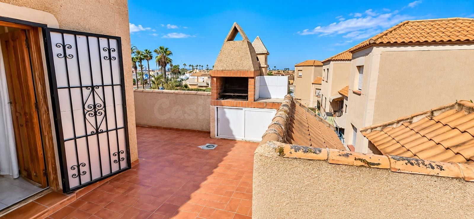 Vivienda de 3 dormitorios con piscina, terraza y solárium en
