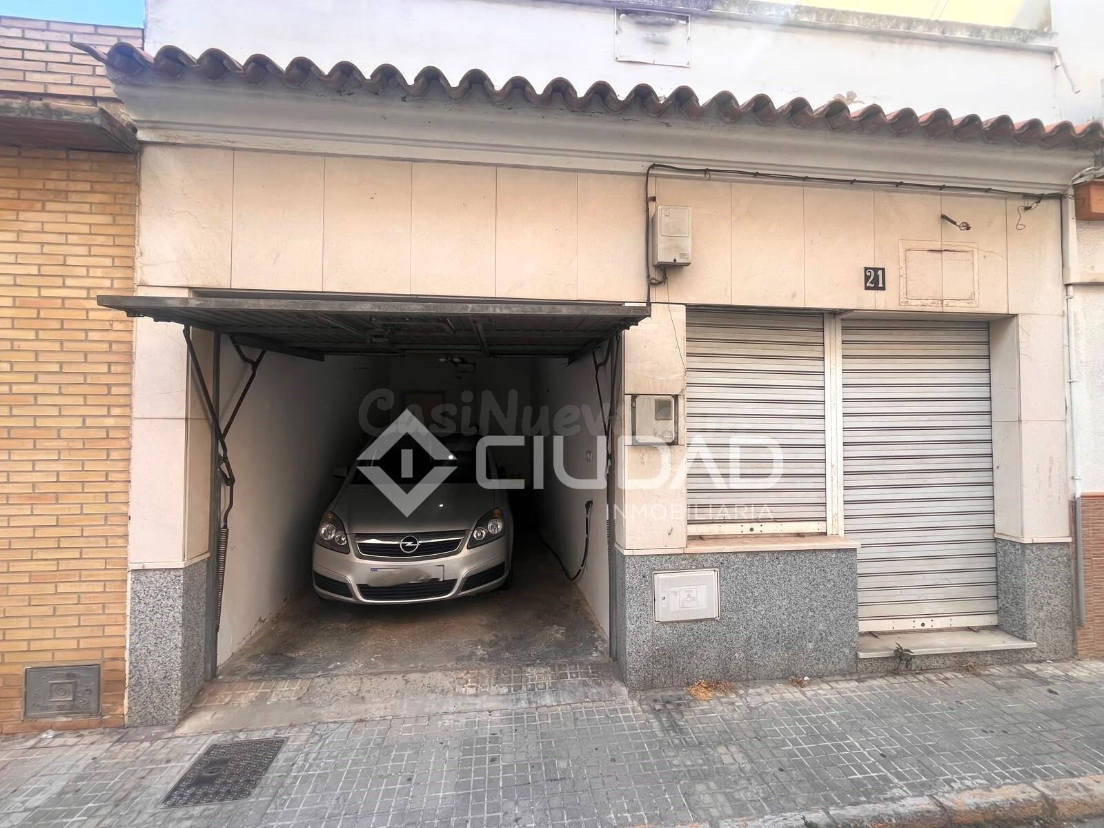 Local convertible en vivienda adosada junto al centro