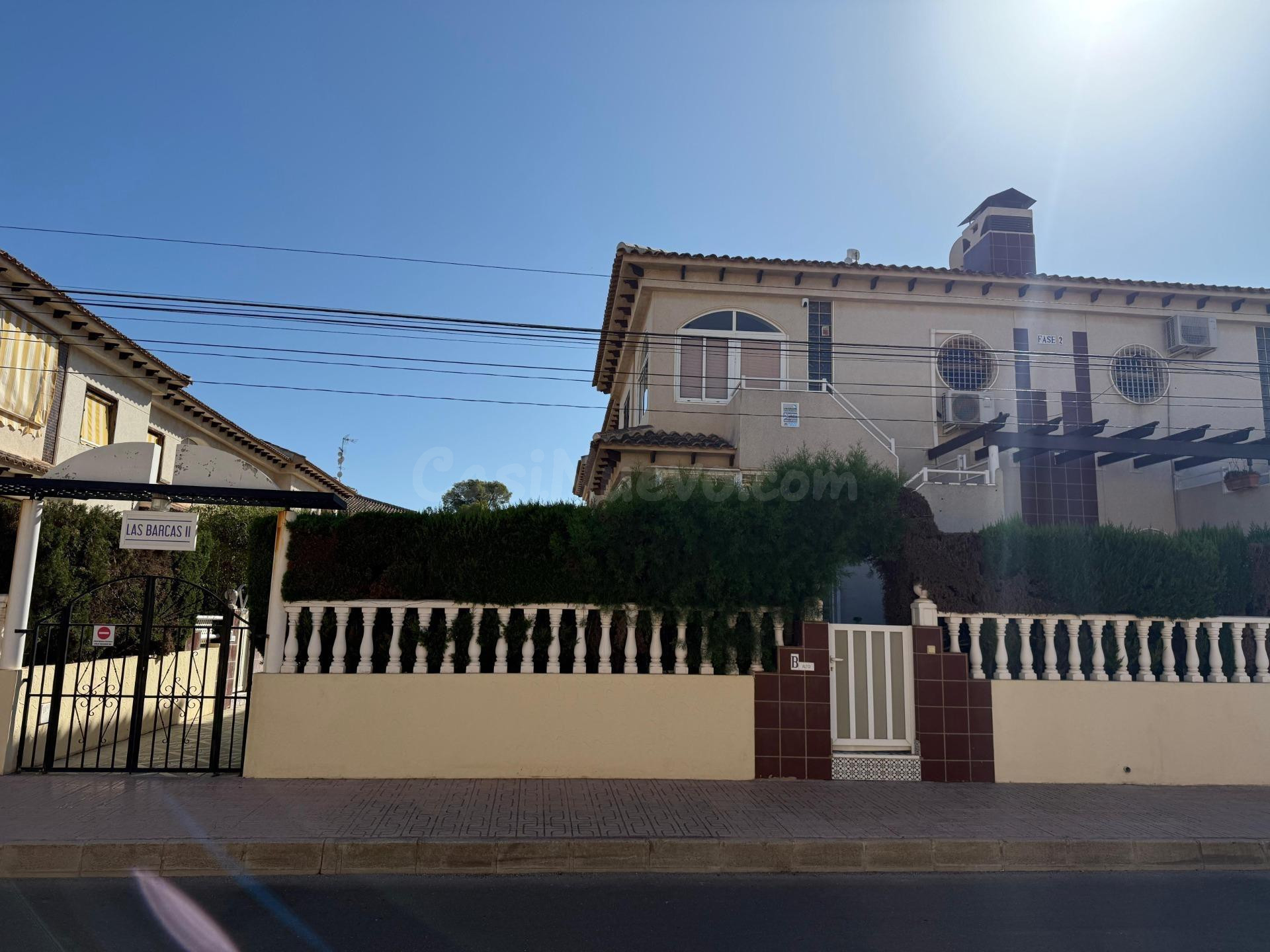 Excelente ubicación y gran relación calidad-precio – bungalow en planta alta con 2 dormitorios, piscina y sótano