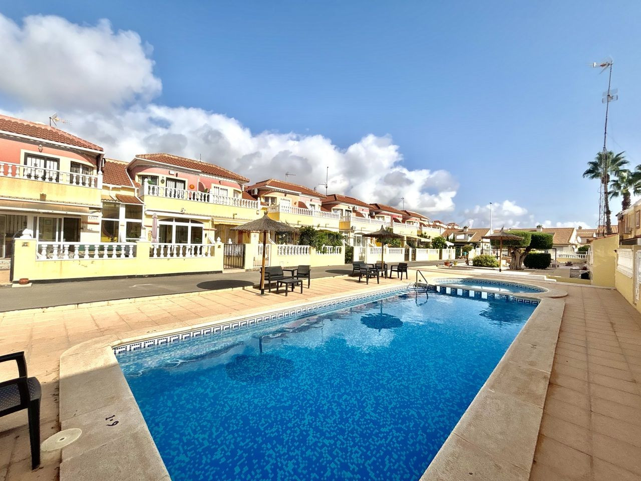 Apartamento en planta baja con 2 jardines y piscinas comunit