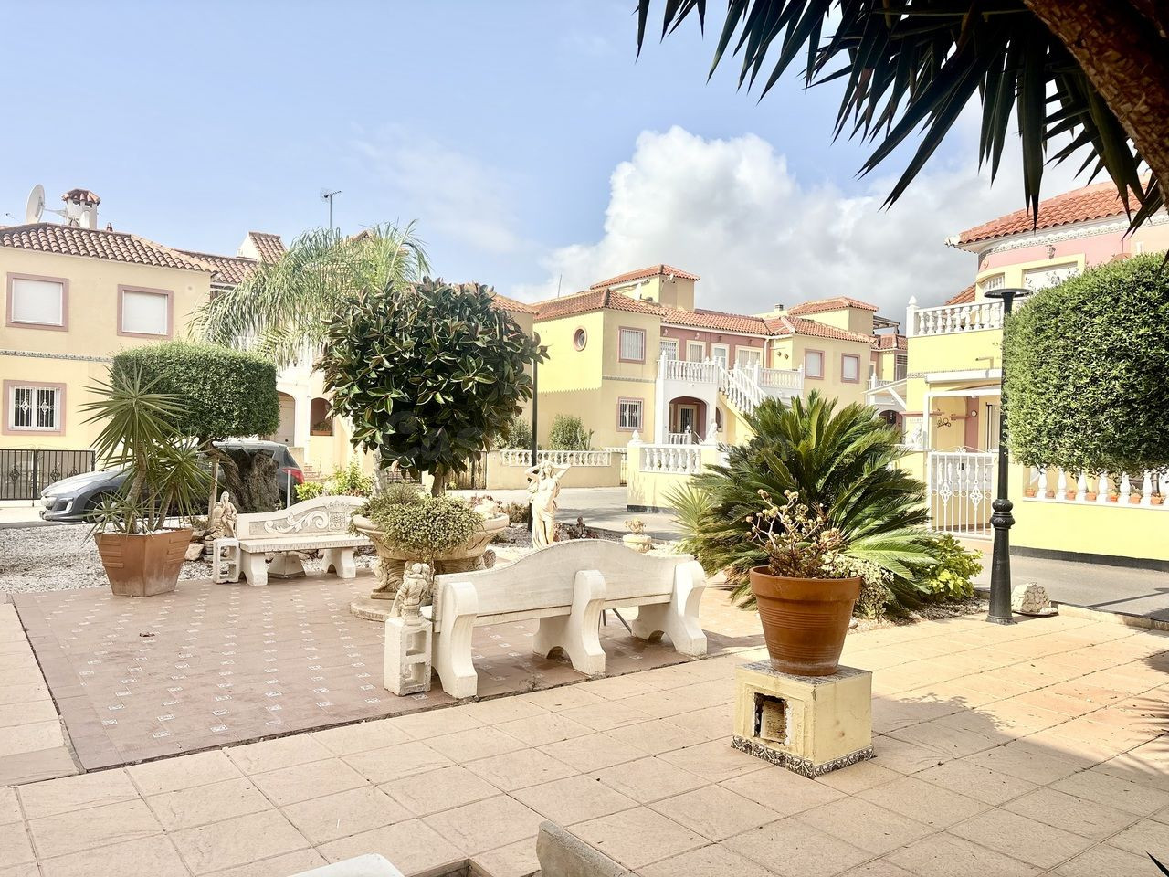 Apartamento en planta baja con 2 jardines y piscinas comunit - foto 2