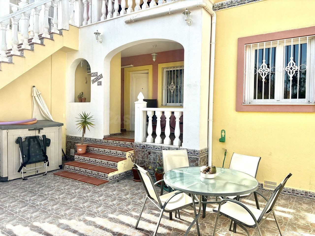 Apartamento en planta baja con 2 jardines y piscinas comunit - foto 4