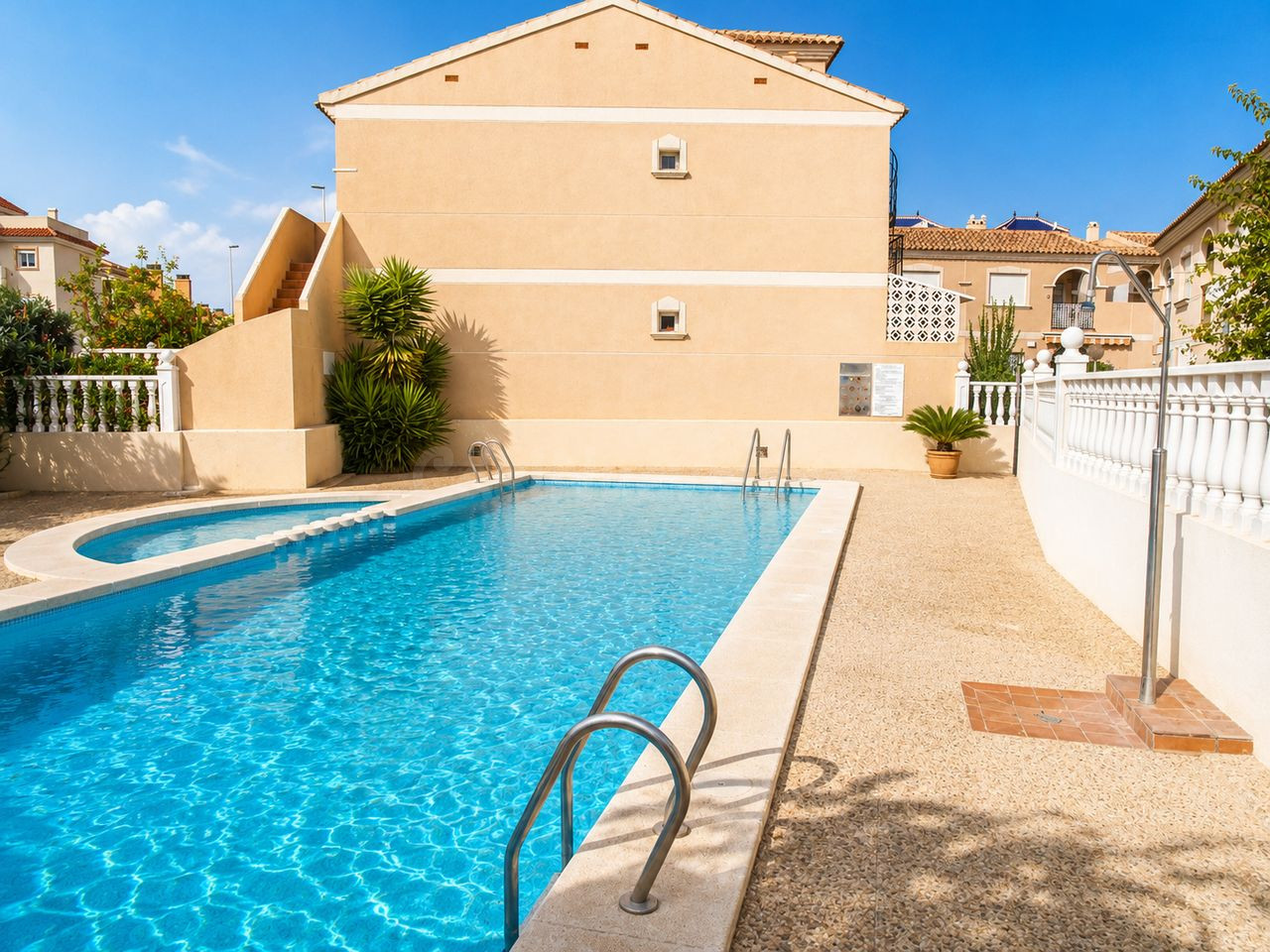 Fantástico adosado de 3 dormitorios con terrazas y piscina e - foto 3