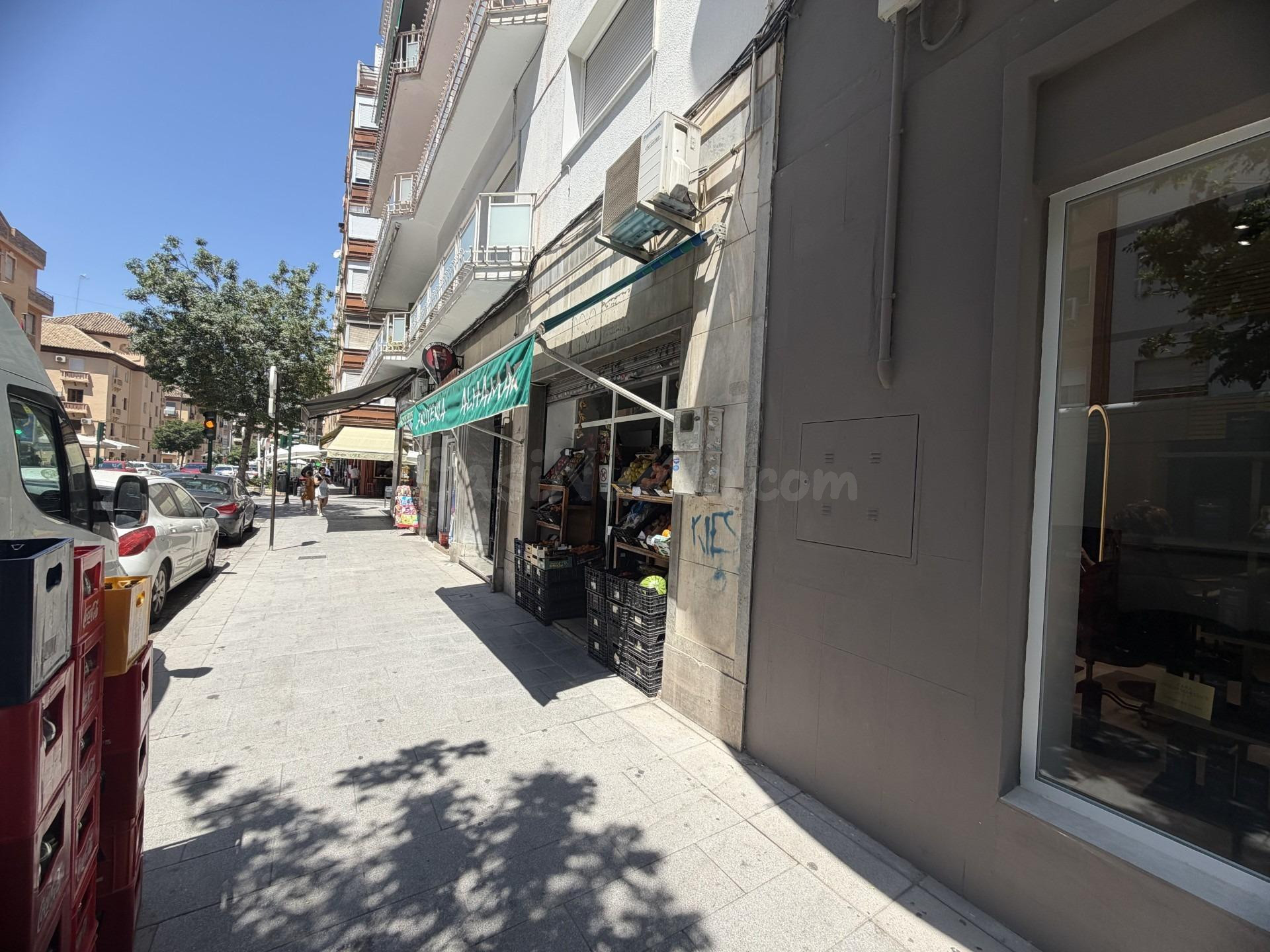 Local en la misma calle Alhamar - foto 3