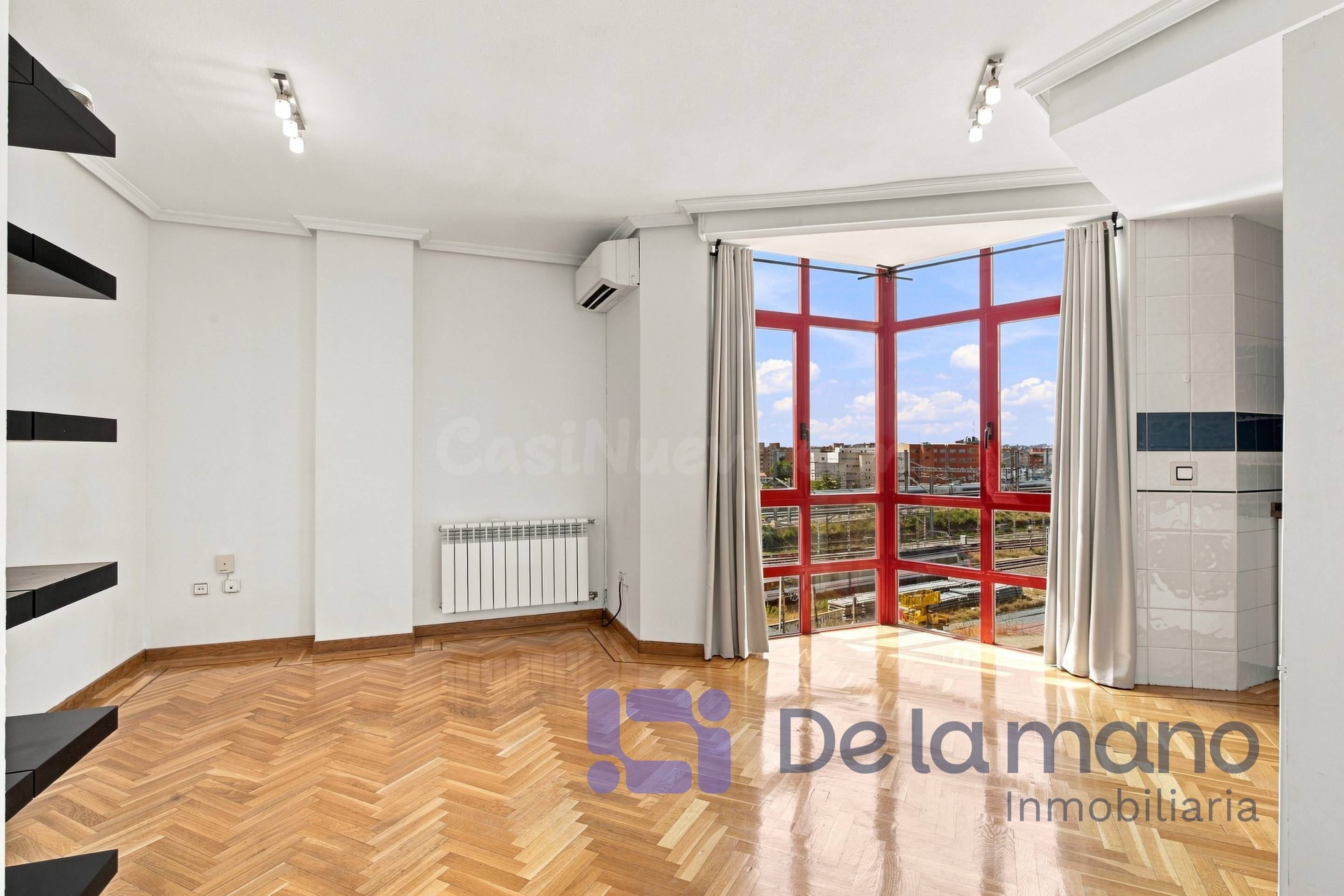 APARTAMENTO CON VISTAS DESPEJADAS, GARAJE Y PISCINA