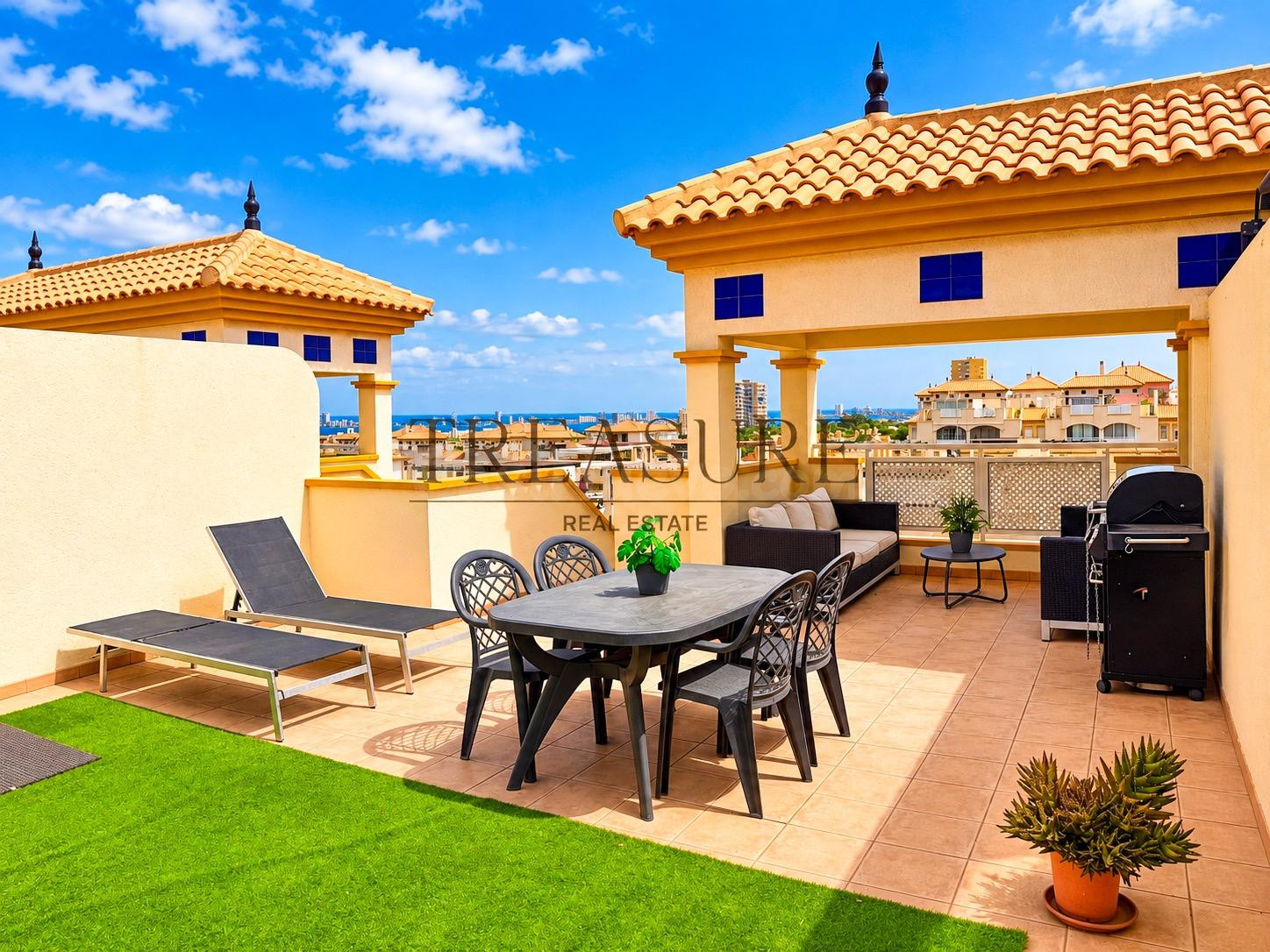 ÁTICO REFORMADO CON SOLÁRIUM, VISTAS AL MAR, PISCINA Y PARKI
