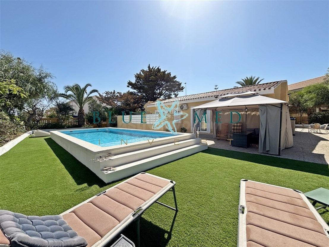 CHALET EN PLANTA BAJA CON PISCINA Y AMPLIA PARCELA A 5 MINUT