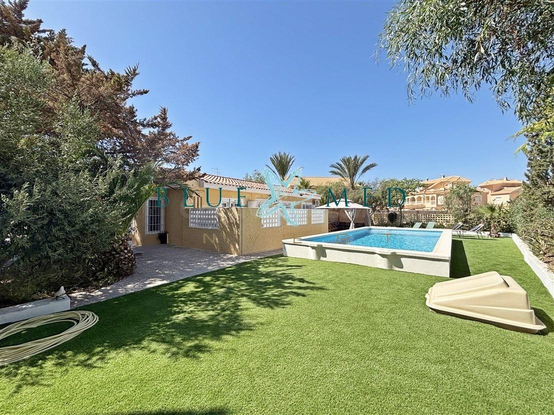 CHALET EN PLANTA BAJA CON PISCINA Y AMPLIA PARCELA A 5 MINUT - foto 2