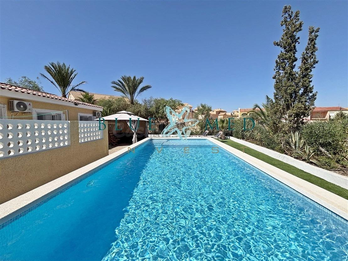 CHALET EN PLANTA BAJA CON PISCINA Y AMPLIA PARCELA A 5 MINUT - foto 3