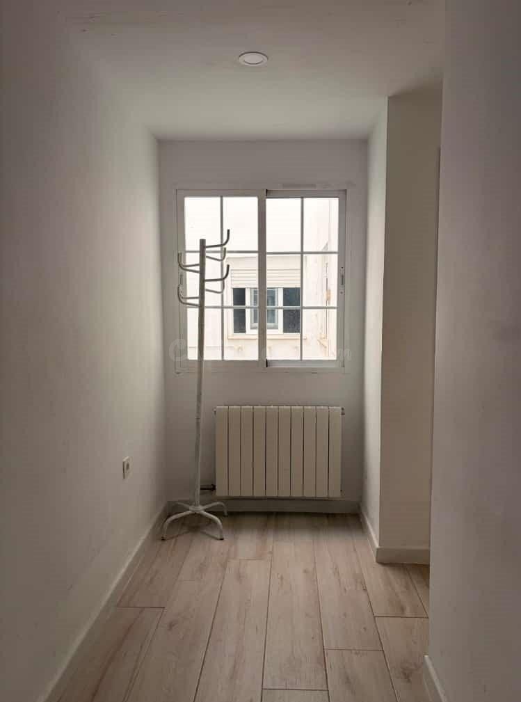 Amplio y Moderno Piso Reformado en el Corazón de Granada - foto 3