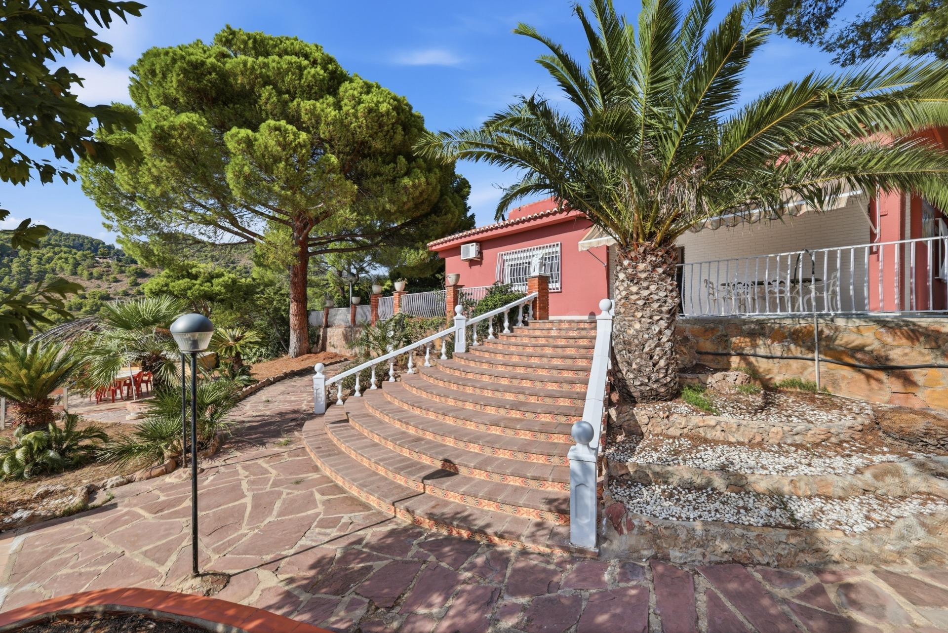 CHALET INDEPENDIENTE EN UNA SOLA PLANTA CON PISCINA Y PARCEL