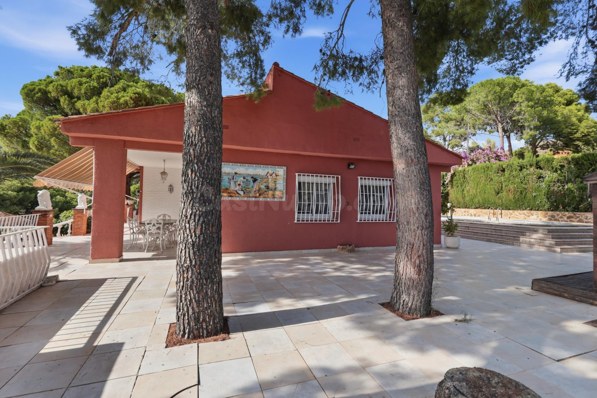 CHALET INDEPENDIENTE EN UNA SOLA PLANTA CON PISCINA Y PARCEL - foto 2