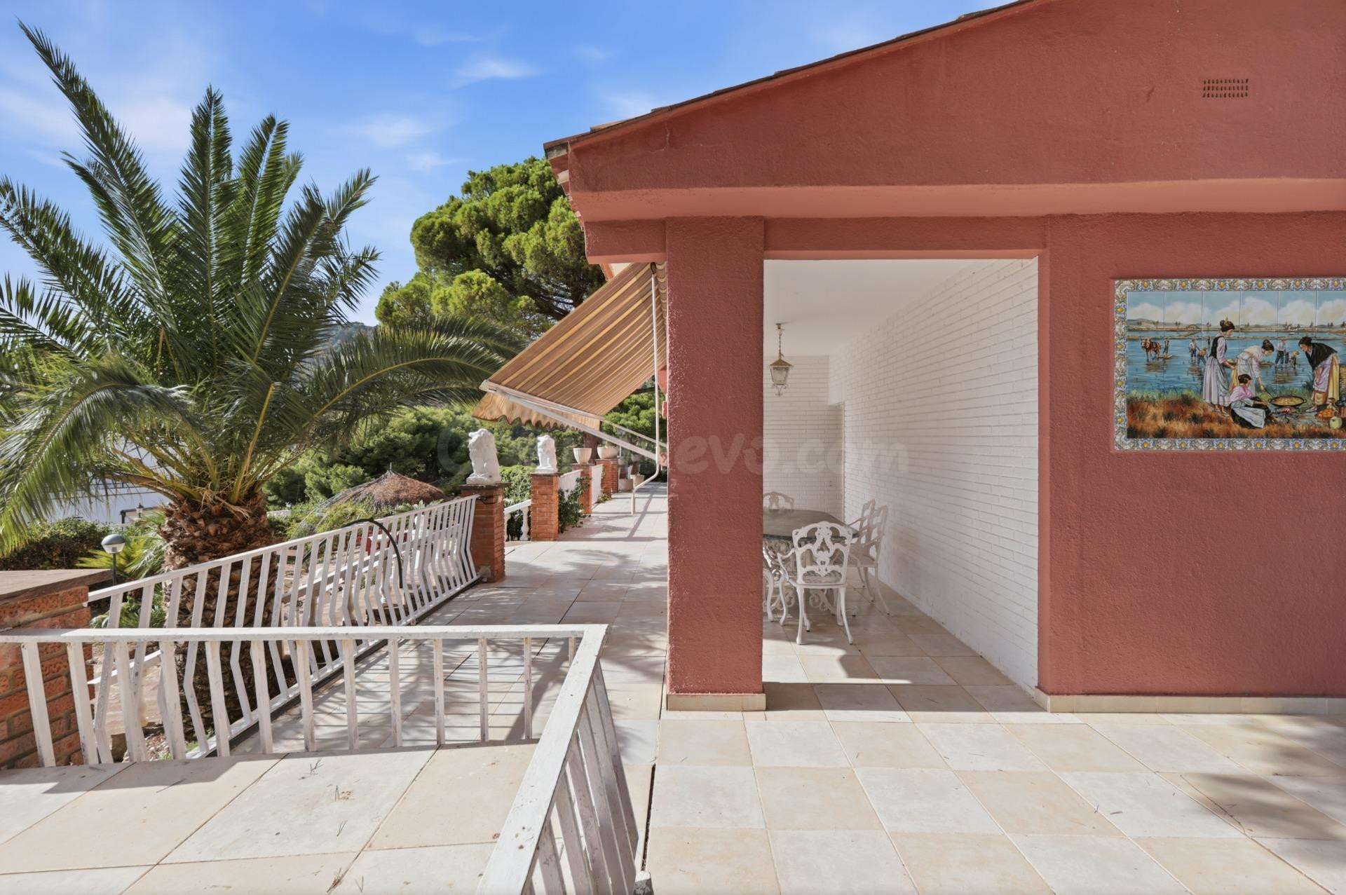 CHALET INDEPENDIENTE EN UNA SOLA PLANTA CON PISCINA Y PARCEL - foto 3