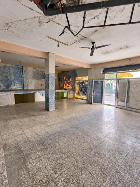 EN VENTA AMPLIO LOCAL CON PROYECTO PARA DOS VIVIENDAS CON GA - foto 3