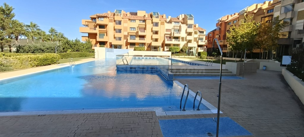 ESPECTACULAR PISO DE LUJO EN LA MARINA DE SOTOGRANDE. LARGA 