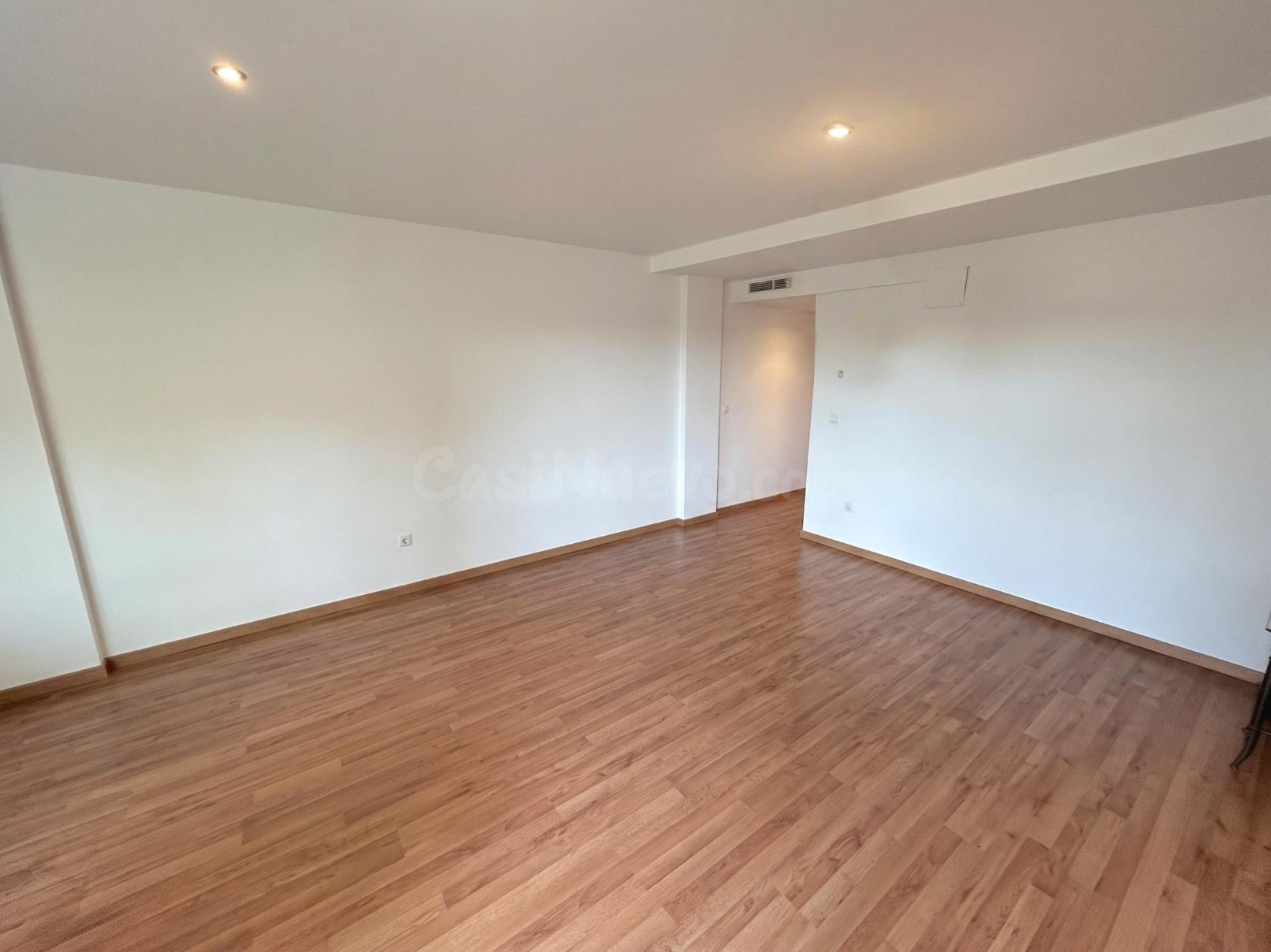Vivienda de 2 habitaciones con garaje, trastero y piscina - foto 3
