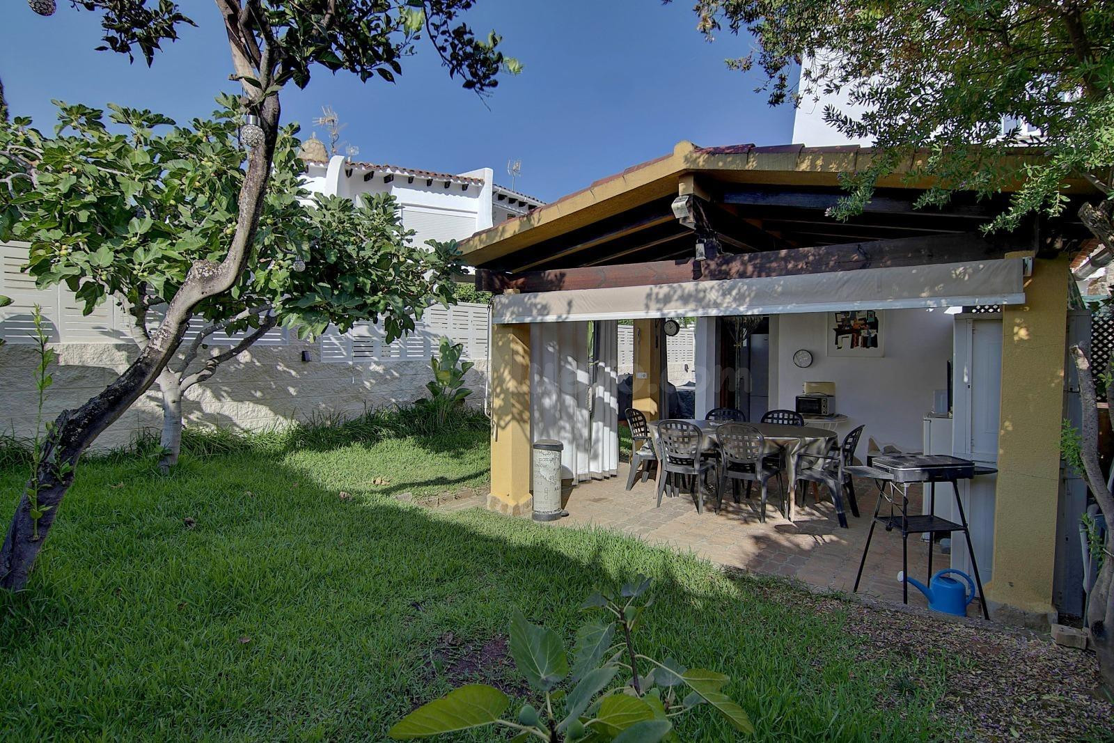 Encantador bungalow con jardín privado cerca de la playa en Calpe