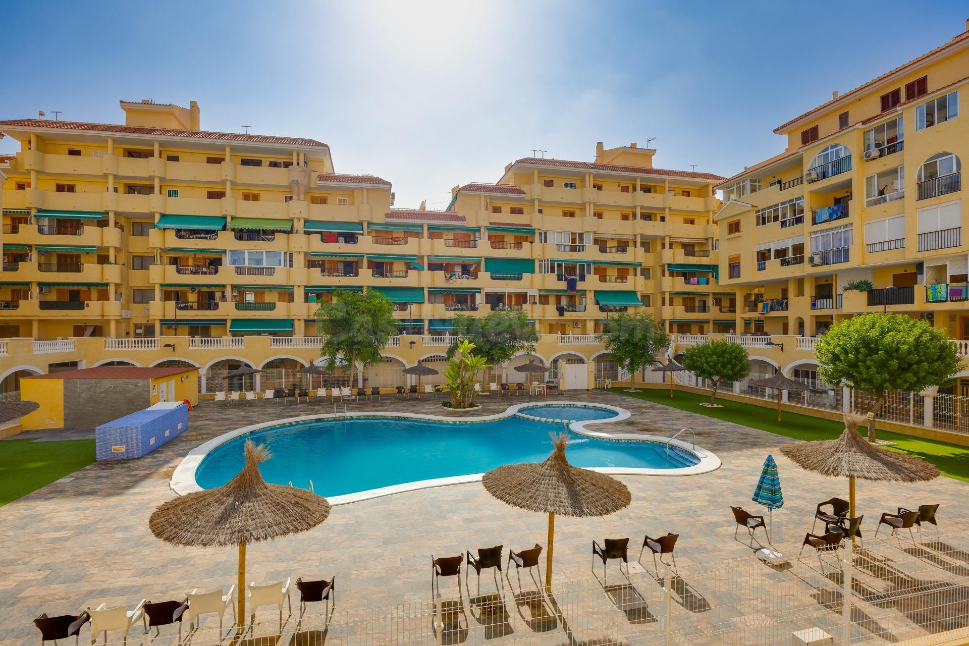 Planta baja de 2 dormitorios en Viñamar II con piscina, a 200 m de la Playa de La Mata