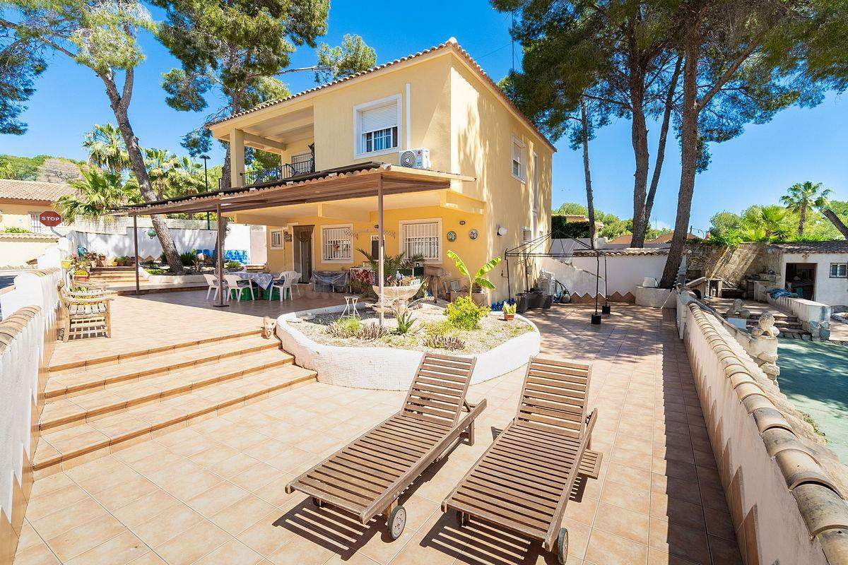 Excepcional Villa en Pinar de Campoverde - Perfecta para Entrar a Vivir