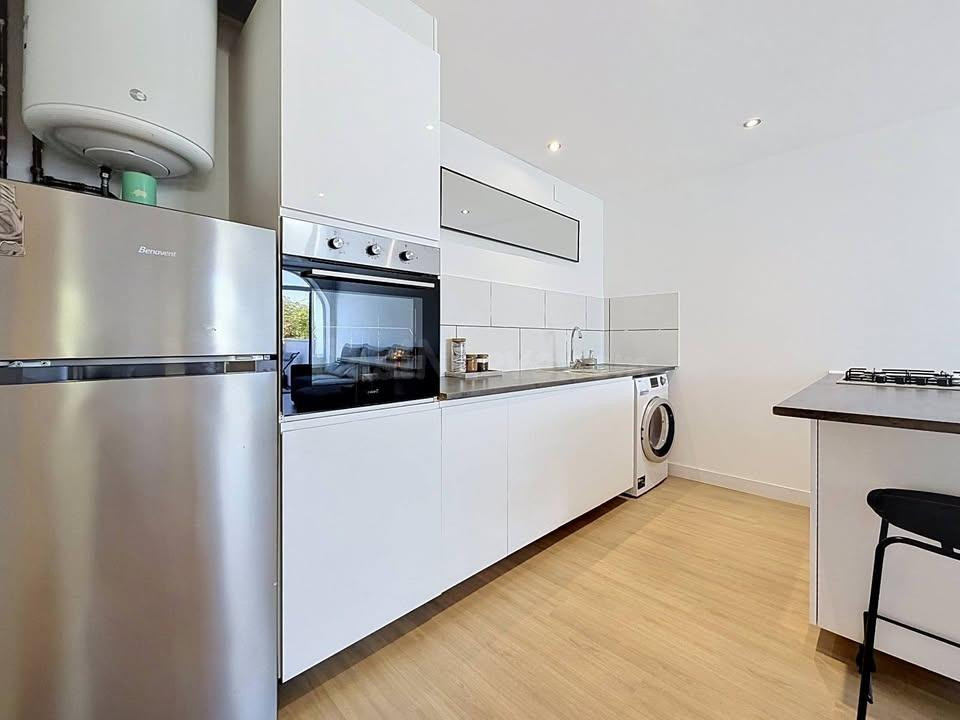 Apartamento con piscina y pistas deportivas — Una de las zon - foto 3